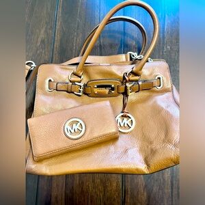 Micheal Kors Tan/Brown Shoulder Bag & Wallet Bundle